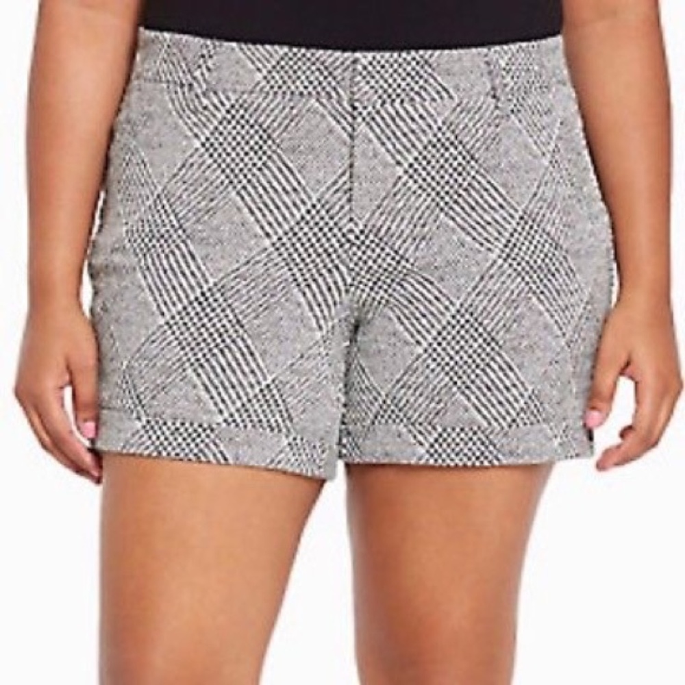 *NWT* Torrid Black Houndstooth Plaid Shorts Sz 26